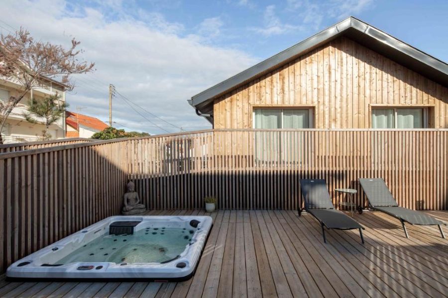 Ted Lodge Surfhouse Terrace Outdoor Spa